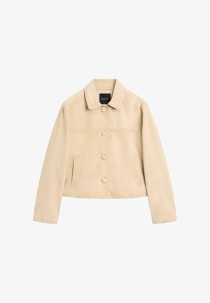 Beige suède cropped jack met een kraag, knoopsluiting aan de voorkant, twee zijzakken en een gladde textuur.