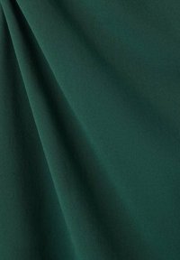 Tela verde oscuro con una textura suave, que muestra un ligero brillo y caída. El material parece ligero y maleable.