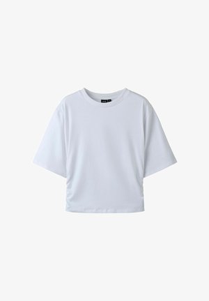 T-shirt blanc à manches courtes avec un col rond et des détails froncés sur le côté. Fabriqué en tissu léger et lisse.