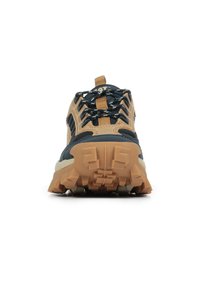 Sportowy sneaker z ciemnoniebieską cholewką, akcentami z beżowego zamszu, wyraźnym systemem sznurowania i wytrzymałą gumową podeszwą zaprojektowaną z myślą o przyczepności.