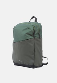 Rucksack aus strapazierfähigem Material mit einem zweifarbigen Design in Dunkelgrün und Olivgrün. Verfügt über Reißverschlussfächer und verstellbare Träger.