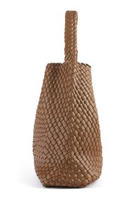Sac en toile tressé brun avec une surface texturée, une poignée étroite et une forme effilée, affichant des motifs complexes et une finition lisse.