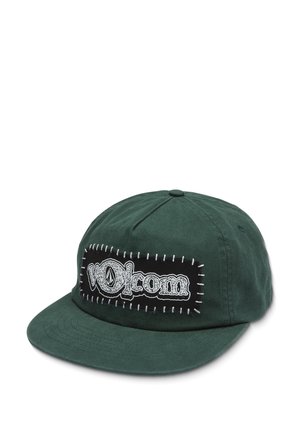 Casquette de baseball vert foncé avec un patch rectangulaire noir cousu à l'avant affichant le texte du logo "Volcom" en blanc.
