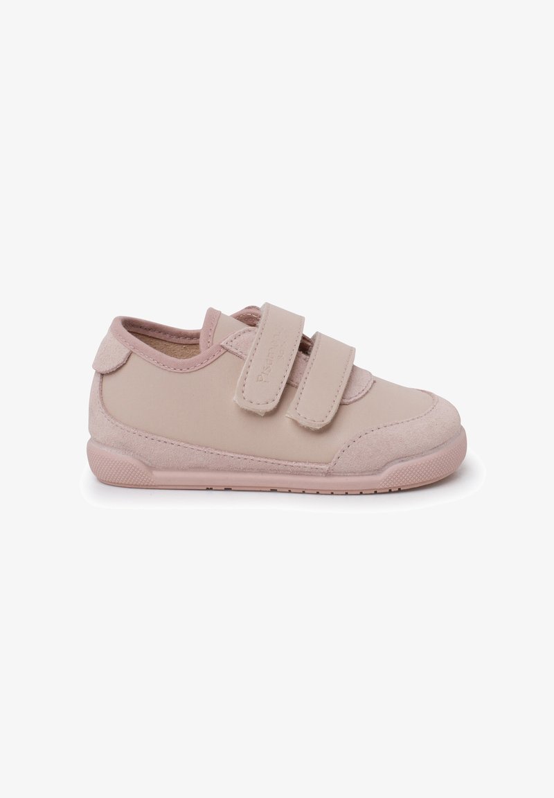 Zapatos de niña pequeños en color rosa con parte superior de cuero suave y detalles de ante, que cuentan con doble banda de velcro y una suela de goma texturizada para mayor agarre.