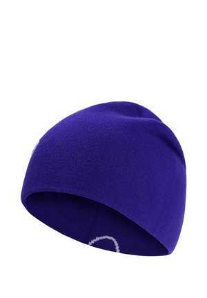 Blauwe gebreide beanie met een gladde textuur en een klein lichtgrijs gebogen ontwerp bij de rand.