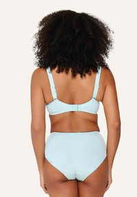 Svijetloplavi podesivi grudnjak glatke strukture s kopčom, upareni s gaćicama visokog struka iste boje s diskretnim šavovima.