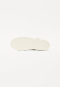 Thumbnail Image 5