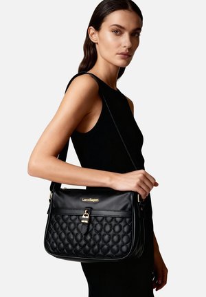 Borsa a tracolla nera trapuntata realizzata con materiale liscio, caratterizzata da un logo in tonalità oro, accessori abbinati e una tracolla regolabile.