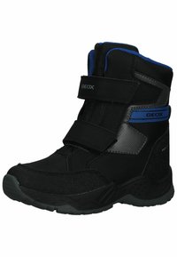 Botas Geox negras con acentos azules, que cuentan con correas de velcro, un upper de tejido texturizado, soporte acolchado en el tobillo y una suela de goma resistente.