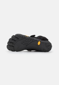 Vibram Women's V-Train 2.0 in Black/Pink