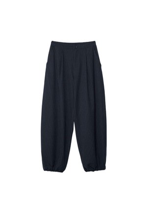 Schwarze Hose mit Nadelstreifen, lockerer Passform, elastischen Bündchen, vorderem Knopf und Seitentaschen, vor weißem Hintergrund dargestellt.