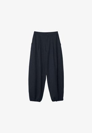 Schwarze Hose mit Nadelstreifen, lockerer Passform, elastischen Bündchen, vorderem Knopf und Seitentaschen, vor weißem Hintergrund dargestellt.