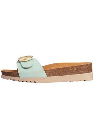 Slip sandal med lyseblå læderrem, guldlås, korkfodseng og beige gummisål med riller.