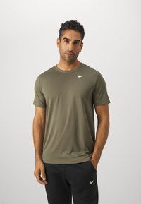 Nike Performance TEE RESET - Sport T-Shirt - medium olive