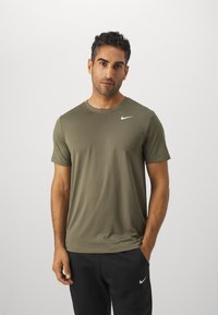 Nike Performance - TEE RESET - Tekninen t-paita - medium olive Pienoiskuva 1