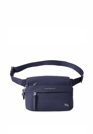 Sac banane Hedgren bleu marine avec sangle réglable, plusieurs compartiments zippés et petit logo sur la poche avant.