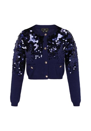 Granatowy, krótszy kardigan z długimi rękawami, złotymi guzikami, dwiema małymi kieszeniami z przodu oraz gęsto skupionymi ciemnoniebieskimi cekinami na górnej części przodu i rękawach.