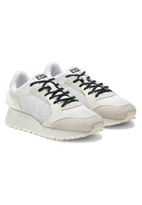 Weiße Sportschuhe mit einer strukturierten Oberseite, Wildlederakzenten, schwarzen Schnürsenkeln und einer dicken, gepolsterten weißen Sohle. Mit Logo auf der Zunge.