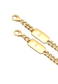 Guldtonad kedjearmband med hummerlås. Har platta rektangulära länkar med ingraverade markeringar för 925 silver. Slät yta, polerad finish.