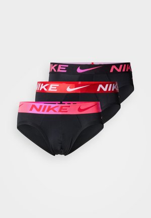 Drie paar zwarte damesboxerslips met elastische taillebanden in roze, rood en zwart, met het Nike-logo in contrasterende witte letters.
