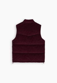 Burgundi spalvos kordurojinių liemenių su aukštu apykaklė, pasižyminčių quilting dizainu ir šoninėmis užtrauktukų kišenėmis. Lygi tekstūra ir paminkštinta forma izoliacijai.