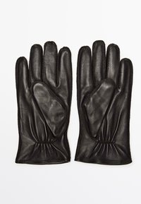 Schwarze Lederhandschuhe mit glatter Textur, mit gerafftem Handgelenk, einem Fünf-Finger-Design und kontrastierenden Nähten.