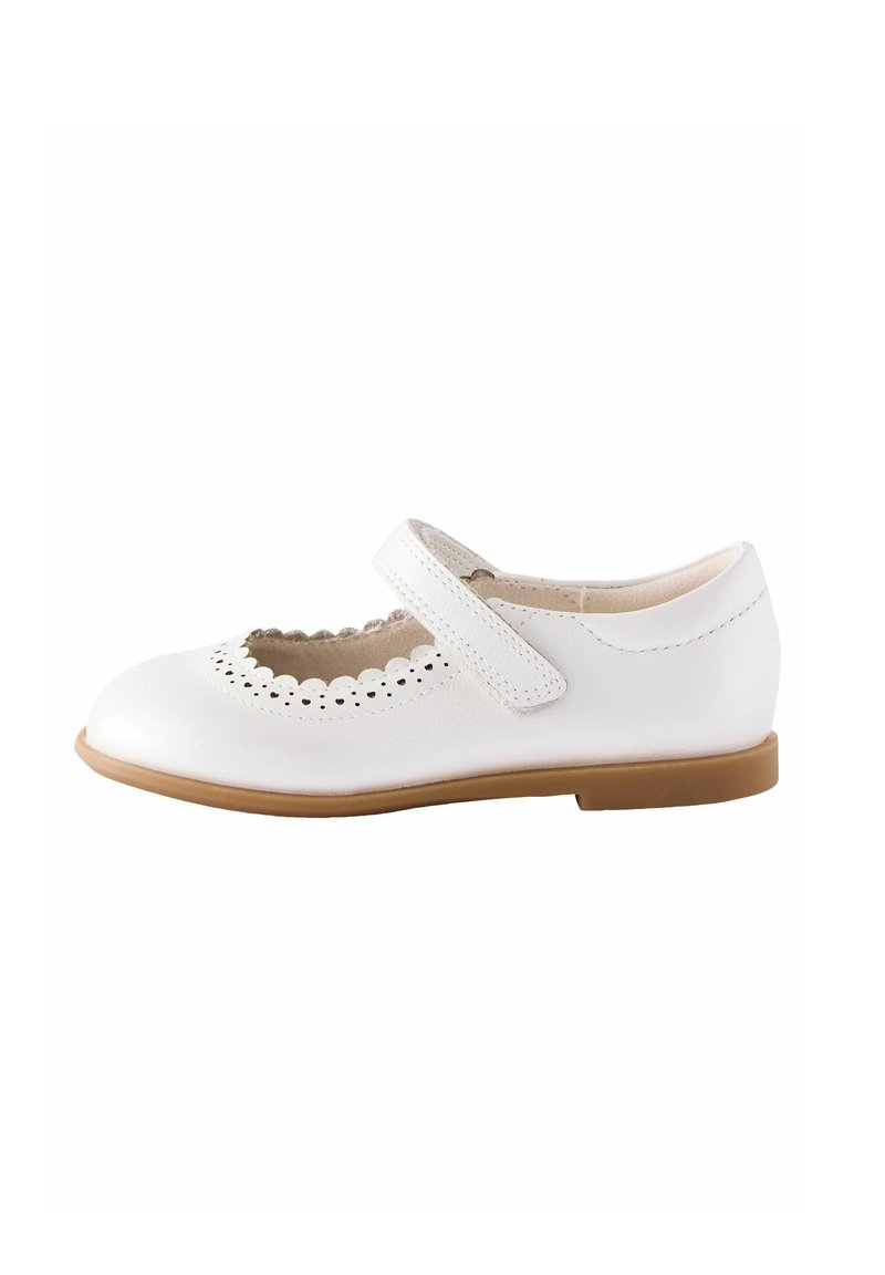 Weiße Leder-Mary-Jane-Schuhe mit gewellten Ausschnitten, verstellbarem Riemen und brauner Gummisohle. Runde Zehenform, glatte Textur.