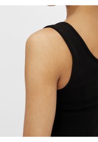 Svart ribbad linne med breda axelremmar, som visar en slät tygtextur och en figurnära design, sedd bakifrån.