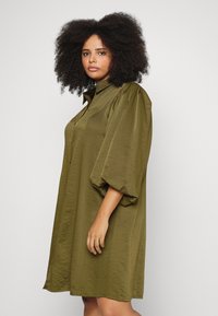 Selected Femme Curve SLFNALLIE SHORT SHIRT DRESS - Vestido de dia - dark olive