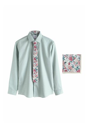 Cămașă verde deschis cu mâneci lungi, cravată cu model floral și batistă de buzunar asortată pe fundal alb.