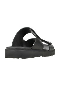 Sandale noire avec un dessus en cuir lisse, design à talon ouvert et sangle réglable. La semelle en caoutchouc épaisse a une finition texturée.