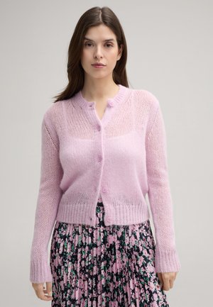 Hellrosa gestrickte Strickjacke mit Rundhalsausschnitt, Knopfverschlüssen und geripptem Saum. Mit einem transparenten, strukturierten Stoffdesign.