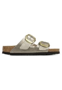 Sandali slide metallici silver con due cinghie regolabili, fibbie dorate e un fondo in sughero. Superficie texturizzata e suola in gomma scura.