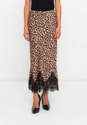 Gonna midi in stampa leopardata con un bordo in pizzo nero solido all'orlo. Si posiziona in vita, realizzata in un tessuto leggero e liscio. Indossata con tacchi neri.