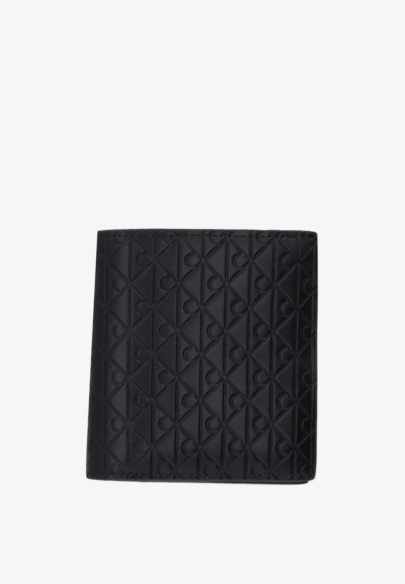 Cartera de cuero negro con patrón geométrico en relieve de diamantes y semicírculos, mostrada cerrada sobre un fondo blanco.