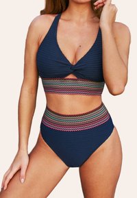 Cupshe SET V AUSSCHNITT TWIST FRONT HIGH WAIST WELLENMUSTER ZWEITEILIGER - Bikini - dunkles marineblau