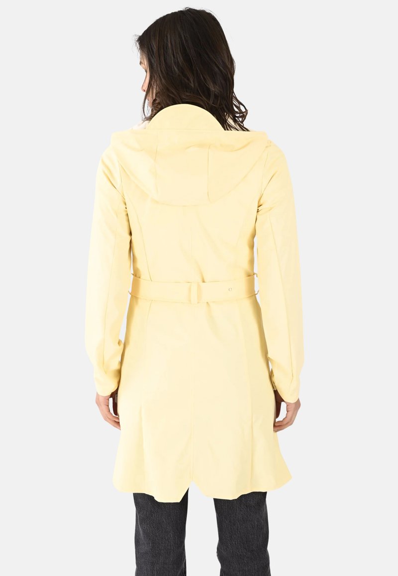 Imperméable jaune avec capuche, taille ceinturée, manches longues et ourlet arrondi. Texture lisse et design moderne.