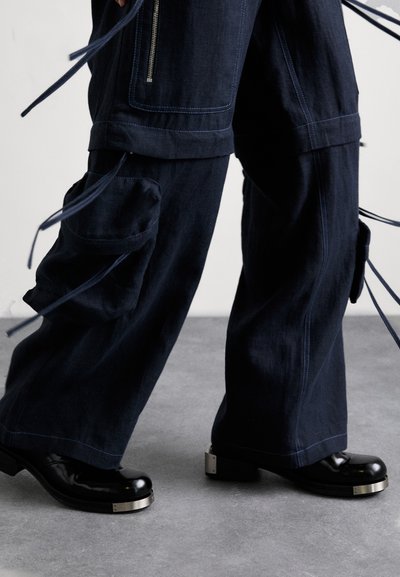 Dhruv Kapoor MODULAR PANTS - Reisitaskuhousut - navy