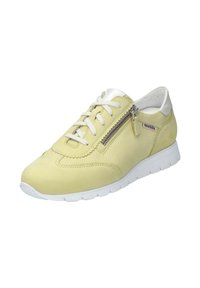 Sneaker jaune clair avec une finition texturée, lacets blancs, accents argentés et une fermeture éclair sur le côté. Dispose d'une semelle rembourrée pour le confort.