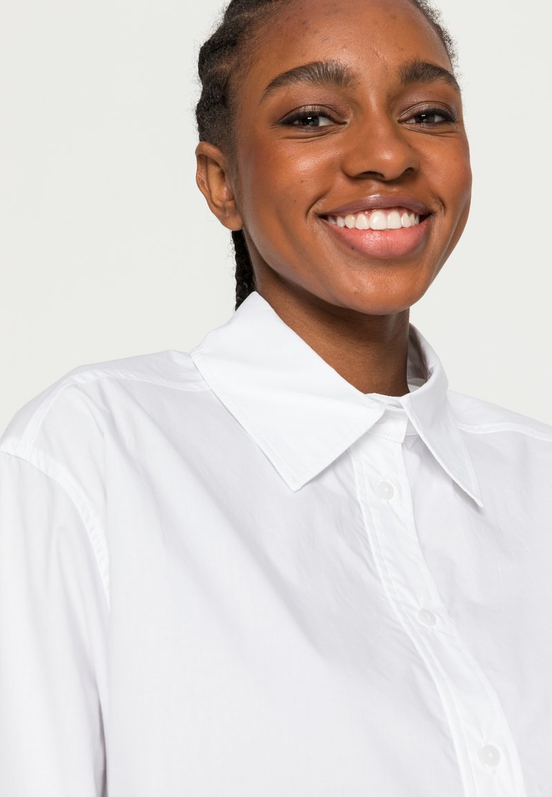 Damen Freizeitkleider | Gina Tricot LEAF SHIRT DRESS Blusenkleid white/white denim - LJ47828 Damen Freizeitkleider | Gina Tricot LEAF SHIRT DRESS Blusenkleid white/white denim - LJ47828