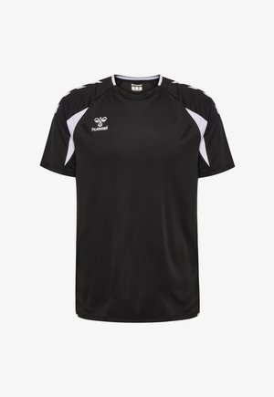 Czarna sportowa koszulka z krótkim rękawem, białe paski na ramionach, logo hummel na piersi oraz okrągły kołnierz.