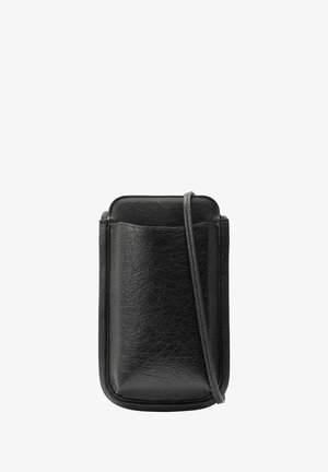 Czarna skórzana torba na ramię o teksturowanym wykończeniu. Prostokątny kształt, cienki pasek na ramię, otwarty design z minimalistycznymi akcentami.