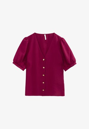 Blouse magenta avec un col en V et des manches courtes à volants. Boutons dorés en forme de fleur sur le devant. Tissu texturé avec une finition lisse.