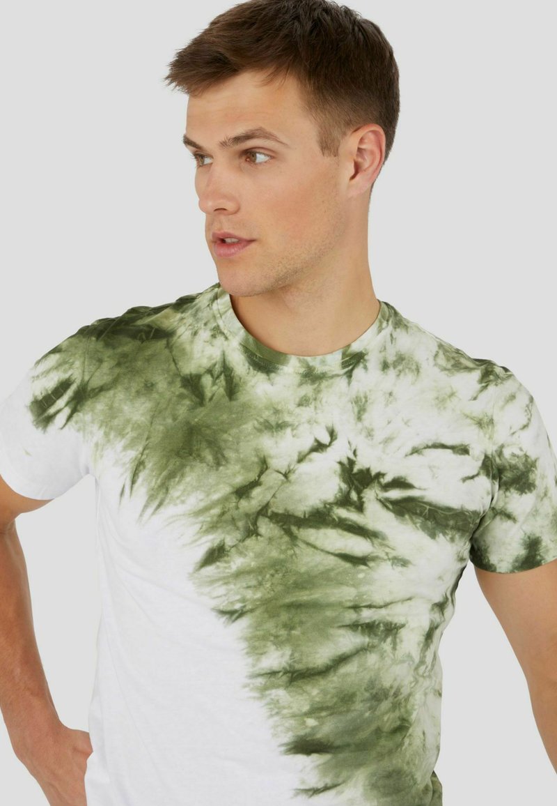 Herren T-Shirts basic | Conbipel WITH TIE DYE EFFECT T-Shirt print verde militare/oliv - ZT65207 Herren T-Shirts basic | Conbipel WITH TIE DYE EFFECT T-Shirt print verde militare/oliv - ZT65207