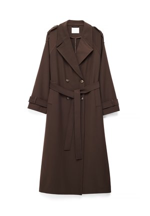 Gabardina marrón de tela con una textura suave. Presenta un diseño cruzado, solapas anchas y un cinturón a juego en la cintura.