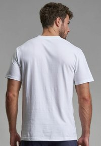 Weißes Baumwoll-T-Shirt mit kurzen Ärmeln und rundem Ausschnitt. Glatte Textur und einfaches Design, das eine schlichte Rückansicht zeigt.