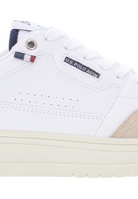 Valkoiset U.S. Polo Assn. -tossut, joissa on sileää nahkaa, beigeä mokkaa, reikäkuviointia, valkoiset nauhat ja kumipohja.