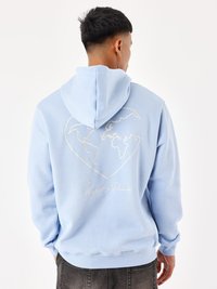 Felpa azzurra chiara con tasca frontale, con una silhouette dorata di un cuore e una mappa del mondo sul retro. Include polsini e orlo a costine.