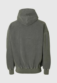 Mikina s kapucí v olivově zelené barvě, s volnějším střihem, žebrovanými manžetami a lemem, s vyšitým názvem značky "ANNARR" na zádech.