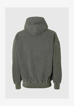 Kapucēta sporta džemperis olīvzaļā krāsā ar vaļēju piegriezumu, ribota apdare apročiem un apakšmalai, uzraksts "ANNARR" izšūts uz muguras.